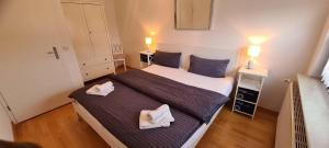 a small bedroom with two beds and two lamps at Seesternchen-FeWo-Nr-1-EG in Böhl