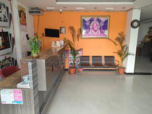 una sala de espera con sillas y un mostrador en una tienda en Sai Amaravathi Residency, en Shirdi