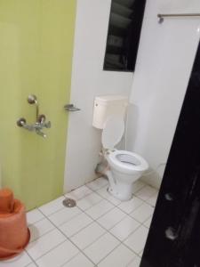 baño con aseo blanco en una habitación en Sai Amaravathi Residency, en Shirdi