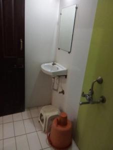 y baño con lavabo y aseo. en Sai Amaravathi Residency, en Shirdi