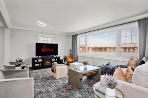 TV a/nebo společenská místnost v ubytování Waterview house walking distance from Cove Beach-5 mins to downtown-only 40 min to NYC