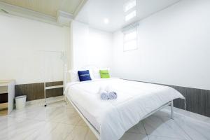 Postel nebo postele na pokoji v ubytování Urbanview Hotel Kota Tua Jakarta