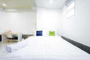 Postel nebo postele na pokoji v ubytování Urbanview Hotel Kota Tua Jakarta