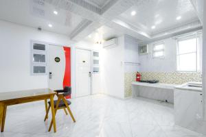 Kuchyň nebo kuchyňský kout v ubytování Urbanview Hotel Kota Tua Jakarta