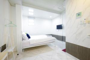 Postel nebo postele na pokoji v ubytování Urbanview Hotel Kota Tua Jakarta