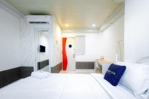 Postel nebo postele na pokoji v ubytování Urbanview Hotel Kota Tua Jakarta