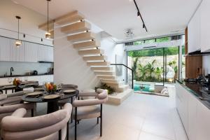 una cucina e una sala da pranzo con scala in una casa di Alex Villas Complex N3 a Canggu