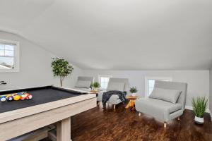 Posezení v ubytování Waterview house walking distance from Cove Beach-5 mins to downtown-only 40 min to NYC