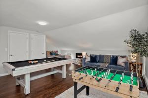 Biliár nebo kulečník v ubytování Waterview house walking distance from Cove Beach-5 mins to downtown-only 40 min to NYC