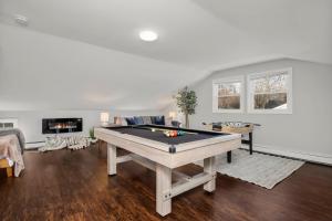 Biliár nebo kulečník v ubytování Waterview house walking distance from Cove Beach-5 mins to downtown-only 40 min to NYC