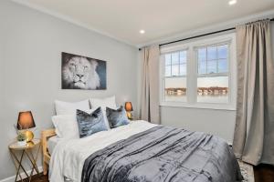 Postel nebo postele na pokoji v ubytování Waterview house walking distance from Cove Beach-5 mins to downtown-only 40 min to NYC