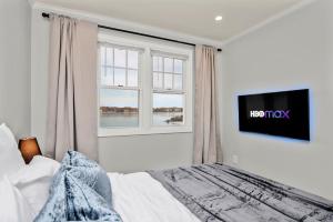 Postel nebo postele na pokoji v ubytování Waterview house walking distance from Cove Beach-5 mins to downtown-only 40 min to NYC