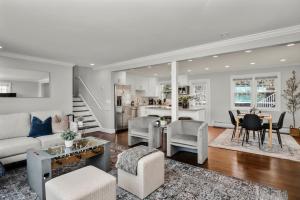 Posezení v ubytování Waterview house walking distance from Cove Beach-5 mins to downtown-only 40 min to NYC