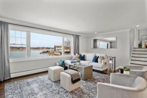 Posezení v ubytování Waterview house walking distance from Cove Beach-5 mins to downtown-only 40 min to NYC