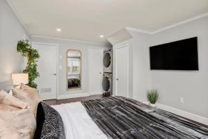TV a/nebo společenská místnost v ubytování Waterview house walking distance from Cove Beach-5 mins to downtown-only 40 min to NYC
