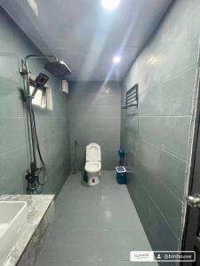 La petite salle de bains est pourvue de toilettes et d'un lavabo. dans l'établissement Bin House - Mộc Châu, à Mộc Châu