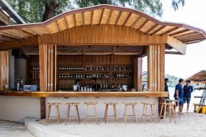 Lounge nebo bar v ubytování Arinara Beach Resort Phuket - SHA Extra Plus