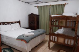 a bedroom with two bunk beds and a ladder at El paraíso de Apaneca in Apaneca