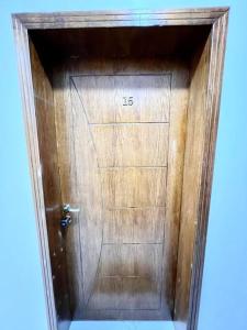 uma porta de madeira com o número nela em Brand new apartment em Al Fayşalīyah