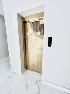uma porta para um quarto com piso de mármore branco e paredes brancas em Brand new apartment em Al Fayşalīyah