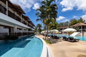 Bazén v ubytování Arinara Beach Resort Phuket - SHA Extra Plus nebo v jeho okolí