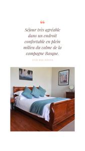 Una foto de un dormitorio con cama en Le Petit Couvent, en Musculdy