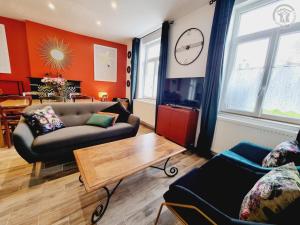 WallersにあるGîte tout confort avec jardin, près de Valenciennes - 5 chambres, équipements bébé, borne électrique - FR-1-510-188のソファとテーブルのあるリビングルーム