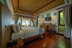 Телевизор и/или развлекательный центр в Tup Kaek Sunset Beach Resort-SHA Plus