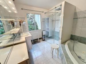 a bathroom with a tub and a sink and a shower at Maison proche plage, 8 pers, 3 ch, jardin, Wi-Fi, clim - FR-1-361-533 in Saint-Pair-sur-Mer +22 photos