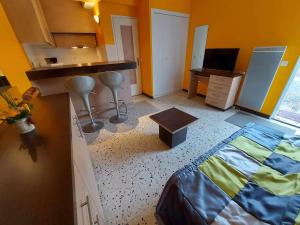 Schlafzimmer mit einem Bett, einem Waschbecken und einem Tisch in der Unterkunft Studio Marseillan-Plage, 1 pièce, 2 personnes - FR-1-326-804 in Marseillan