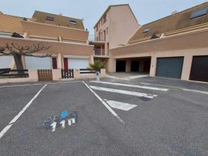 ein leerer Parkplatz vor einem Gebäude in der Unterkunft Studio Marseillan-Plage, 1 pièce, 2 personnes - FR-1-326-804 in Marseillan