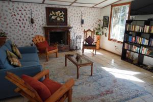 sala de estar con sofá azul y chimenea en El paraíso de Apaneca, en Apaneca