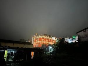 un grupo de edificios en una ciudad por la noche en Coorg Cu’s Homestay, en Madikeri