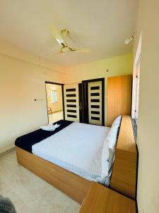 - une chambre avec un grand lit dans l'établissement Hotel Golden Homes Inn Puri, à Purî
