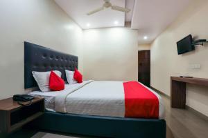 En eller flere senge i et værelse på Super OYO Flagship Hotel Aditya Grand