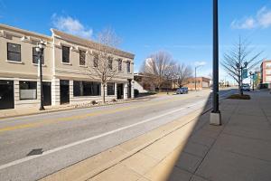 an empty street in a town with a building at Art District Loft - 4BD/2BA Downtown SGF in Springfield