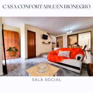 a bedroom with a bed and a table in it at Casa Confortable en Rionegro - a 10 min del aeropuerto in Rionegro