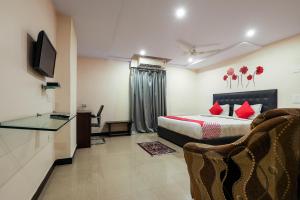 מיטה או מיטות בחדר ב-Super OYO Flagship Hotel Aditya Grand