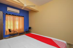 Tempat tidur dalam kamar di Collection O 19289 The Olive Grand