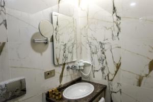 een badkamer met een toilet en een spiegel bij Homelike Hotel in Istanbul +29 foto's