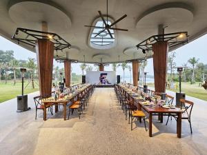 Restaurace v ubytování Villa C15 Tự Doanh tại Flamigo Dai Lai Resort