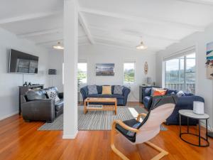 Χώρος καθιστικού στο Eazy Breezy - Whangamata Holiday Home