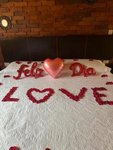 Ein Kuchen mit den Worten "Liebe Papa auf dem Bett" in der Unterkunft Cabaña Rodamonte - Neusa in Cogua