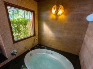 Ванная комната в Tup Kaek Sunset Beach Resort-SHA Plus