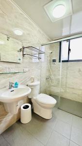 馬公市的住宿－澎湖凱悅輕旅電梯民宿，浴室配有卫生间、盥洗盆和淋浴。
