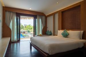 Кровать или кровати в номере Tup Kaek Sunset Beach Resort-SHA Plus
