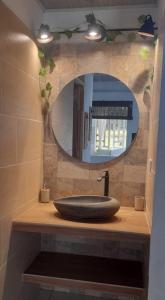 W łazience znajduje się umywalka i lustro. w obiekcie apartamento tranquilo rodeado de zonas verdes w mieście Acacias