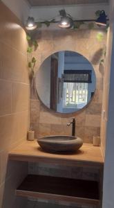 a bathroom with a sink and a mirror at apartamento tranquilo rodeado de zonas verdes in Acacías