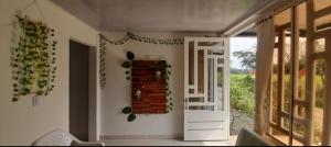 een kamer met een deur en een raam met planten bij apartamento tranquilo rodeado de zonas verdes in Acacías