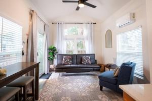 un soggiorno con un divano e una poltrona di The BEST Tiny Home Loft and Private Yard a San Luis Obispo